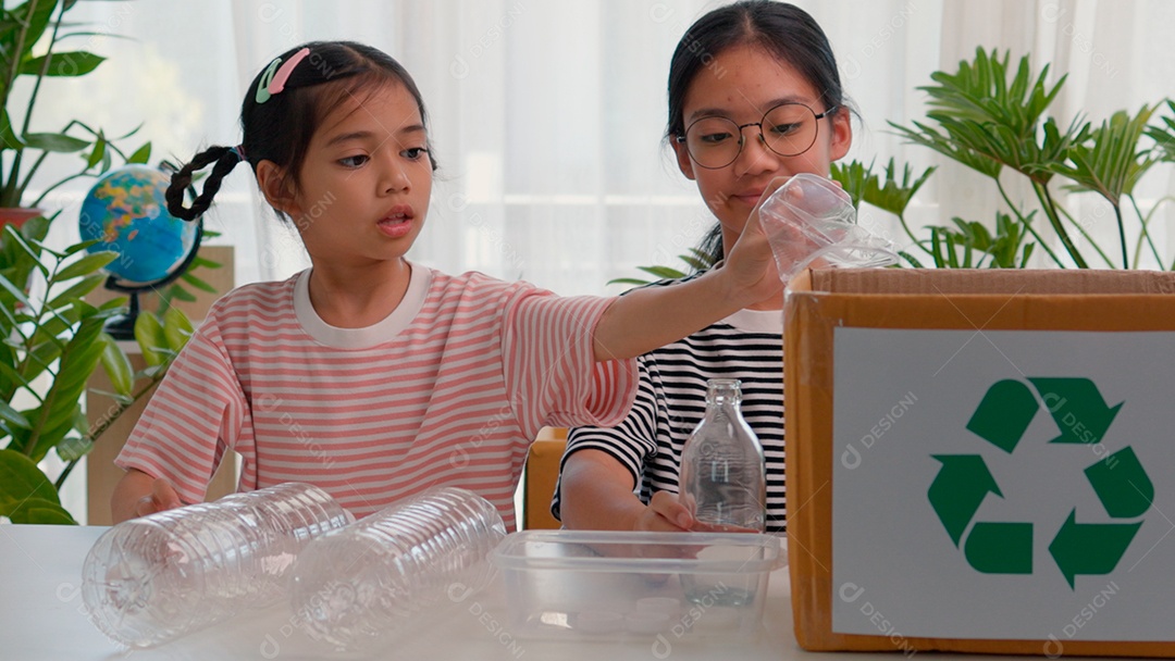 Lindas mãe e filha fazendo reciclagem de garrafas pet
