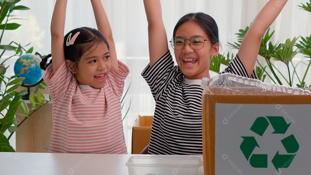Lindas mãe e filha fazendo reciclagem de garrafas pet