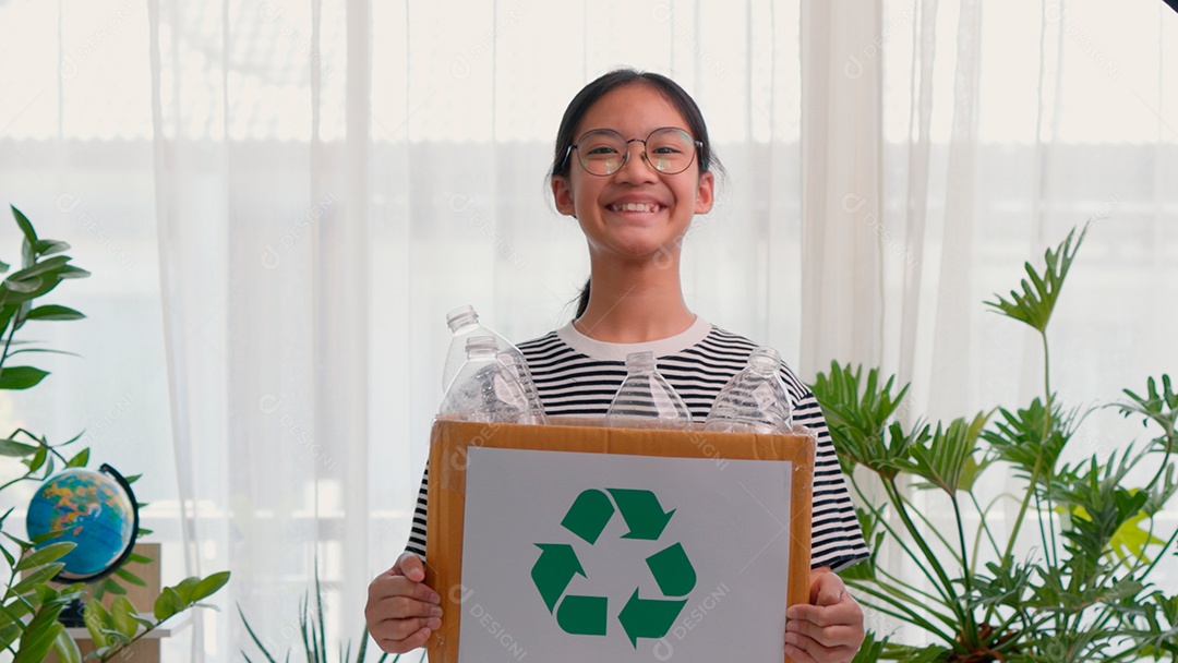 Linda mulher sorridente segurando caixa com garrafas recicláveis
