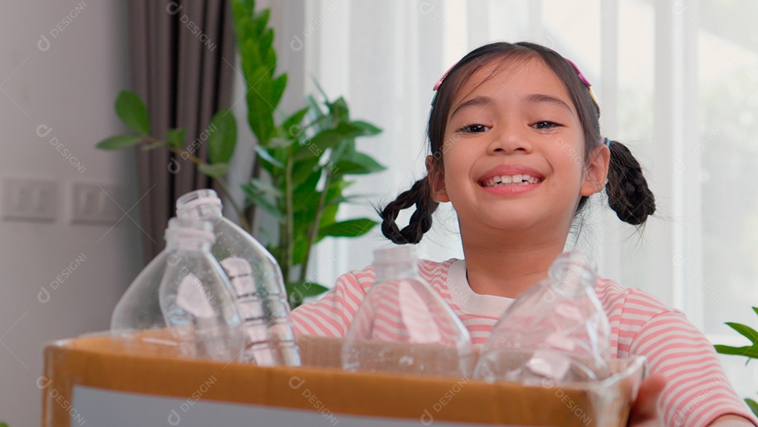 Linda garota sorridente segurando caixa com garrafas recicláveis