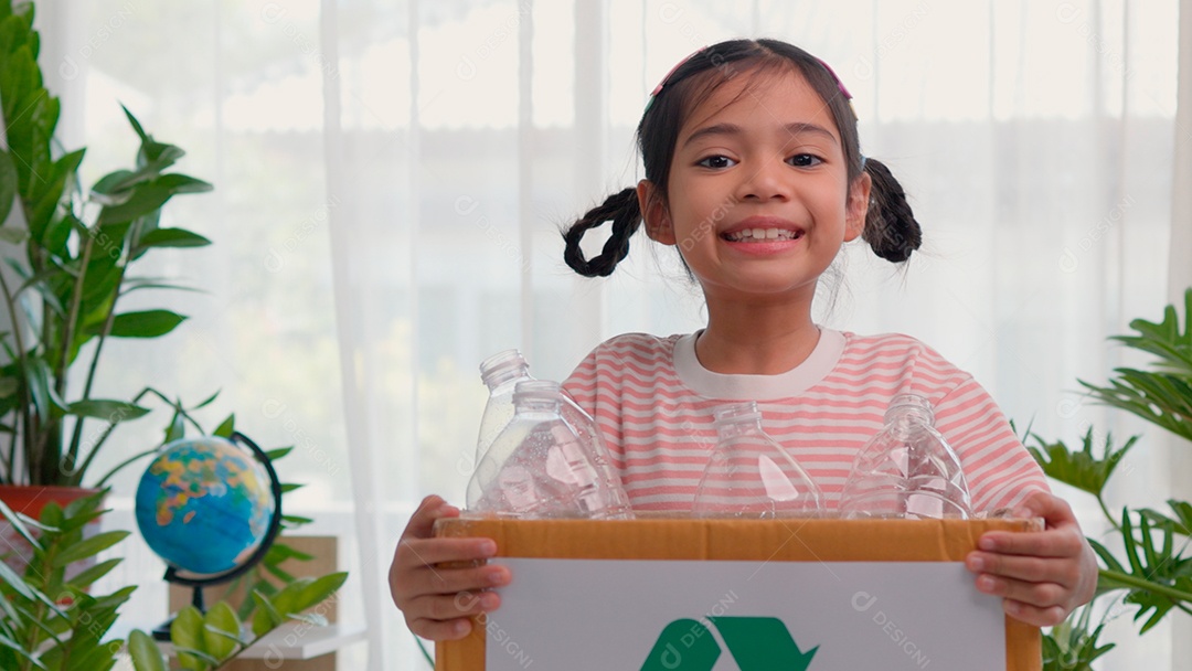 Linda garota sorridente segurando caixa com garrafas recicláveis