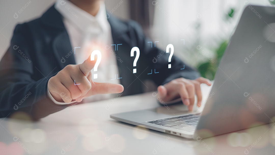Empresário apontando um ponto de interrogação conceito de tecnologia de computador de negócios