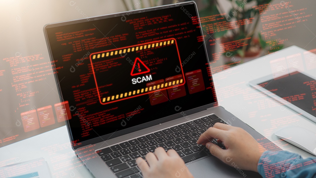 Empresário vendo sinais de alerta do sistema para erro de notificação e conceito de manutenção ataque cibernético à rede de computadores vulnerabilidade de cibersegurança violação de dados