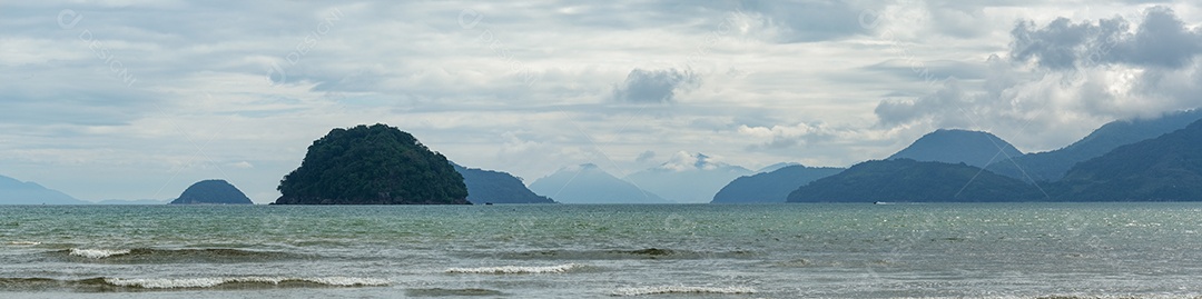 Vista panorâmica da praia e ilhotas em um dia nublado