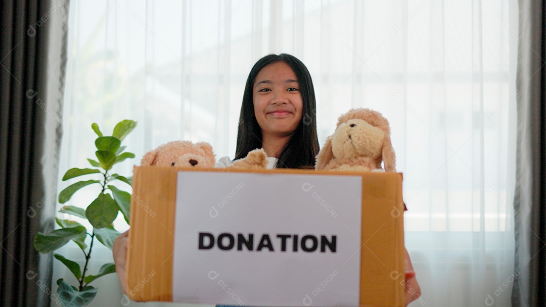 Linda garota sorridente segurando brinquedos para doação