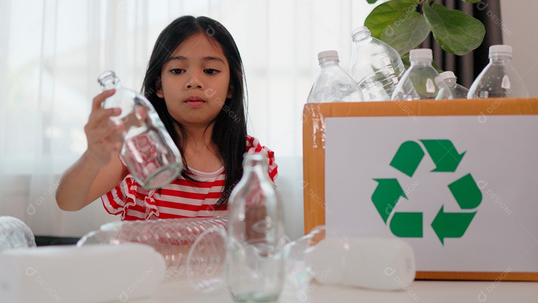 Linda garotinha segurando garrafinhas para reciclagem