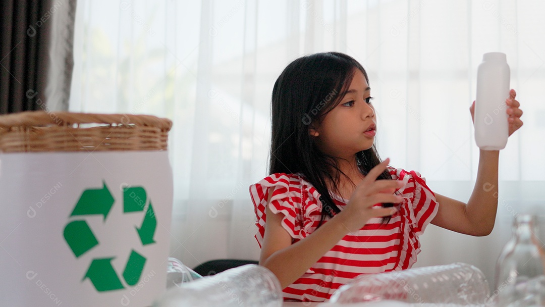 Linda garotinha segurando garrafinhas para reciclagem