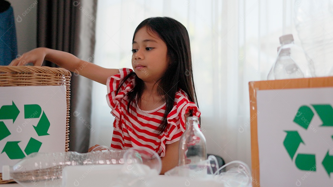 Linda garotinha segurando garrafinhas para reciclagem