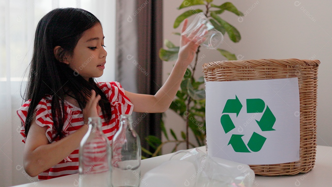 Linda garotinha segurando garrafinhas para reciclagem
