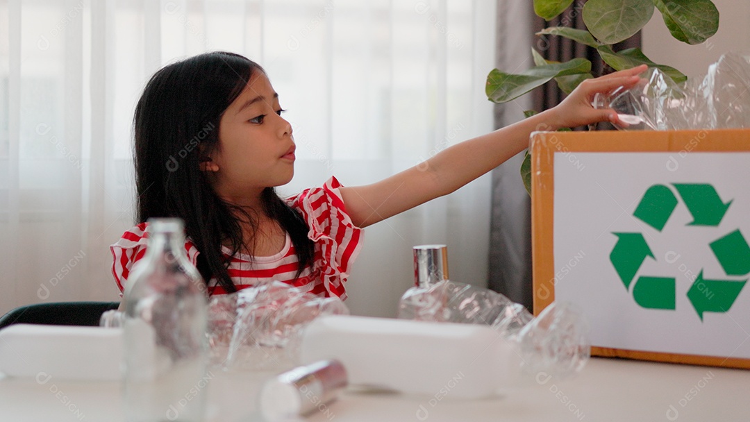 Linda garotinha segurando copos para reciclagem