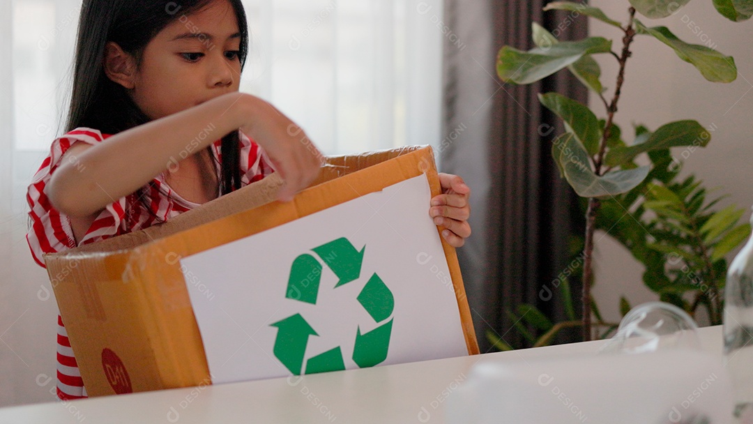 Linda garotinha segurando copos para reciclagem