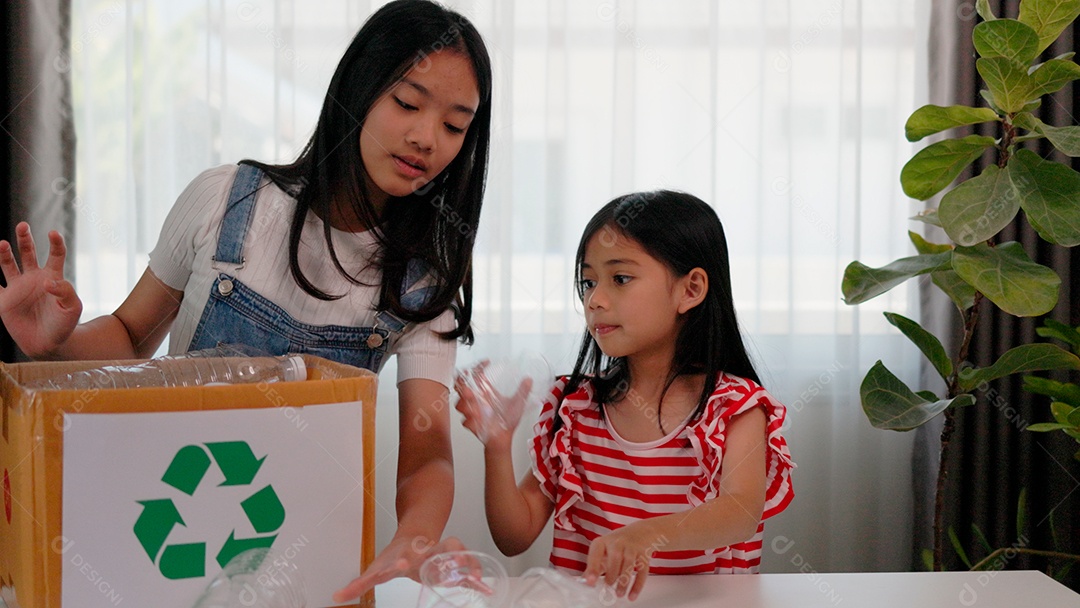 Lindas garotas segurando copos para reciclagem
