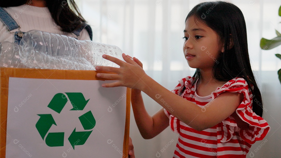 Linda garotinha segurando copos para reciclagem
