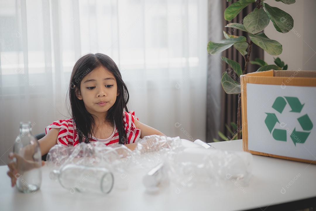 Linda garotinha segurando garrafinhas para reciclagem