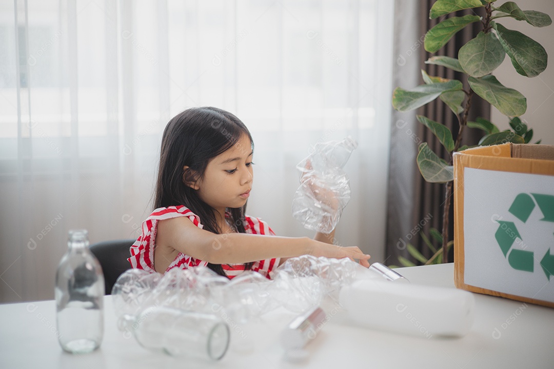 Linda garotinha segurando garrafinhas para reciclagem