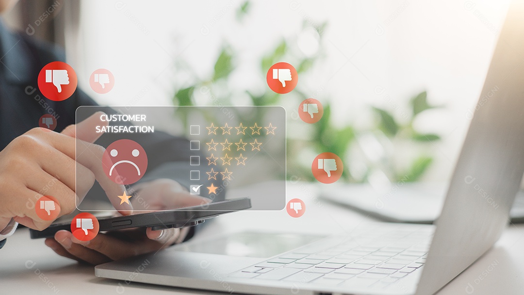 Empresário usando smartphone com tecnologia avançada para negócios