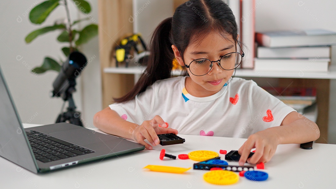 Linda garota de óculos mechendo em smartphone e leptop sobre mesa de madeira