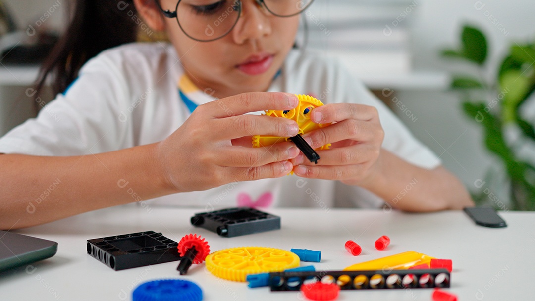 Linda garota de óculos  brincando sobre mesa de madeira