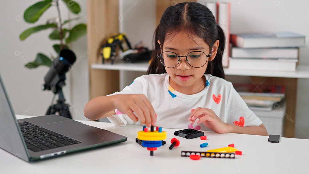 Linda garota de óculos  brincando sobre mesa de madeira