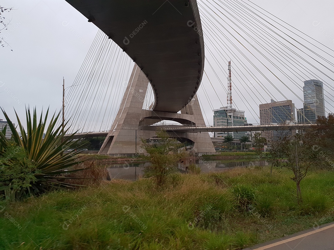Vista da ponte estaiada da marginal pinheiros em são paulo