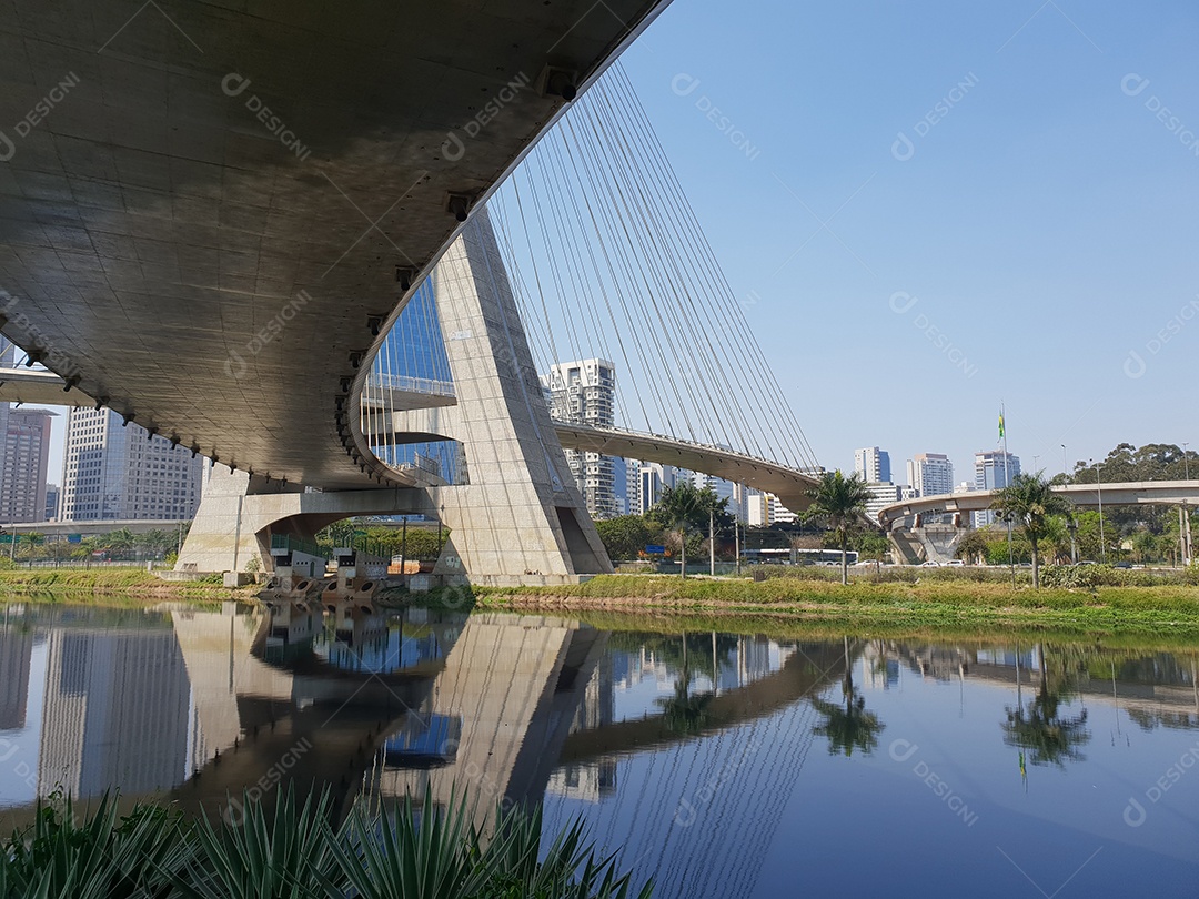Vista da ponte estaiada da marginal pinheiros em são paulo