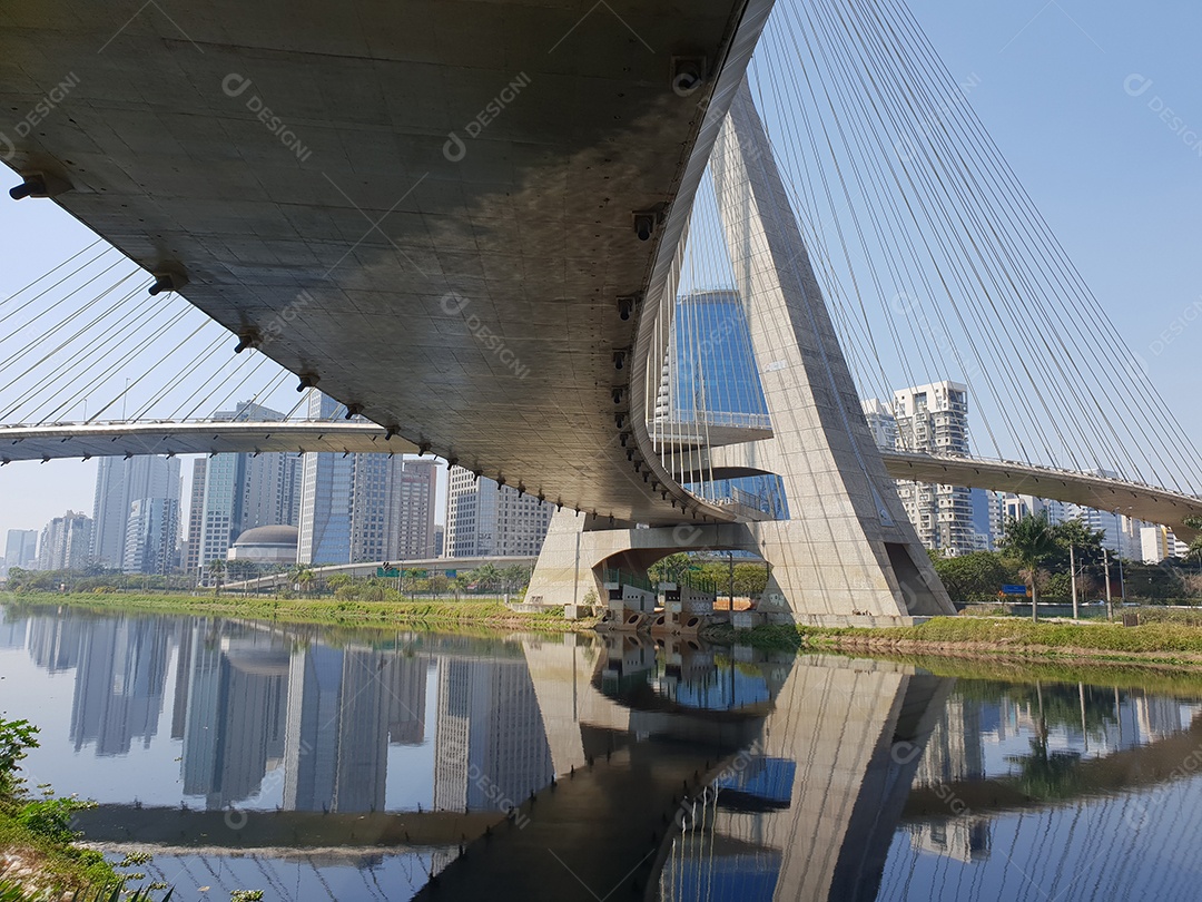 Vista da ponte estaiada da marginal pinheiros em são paulo