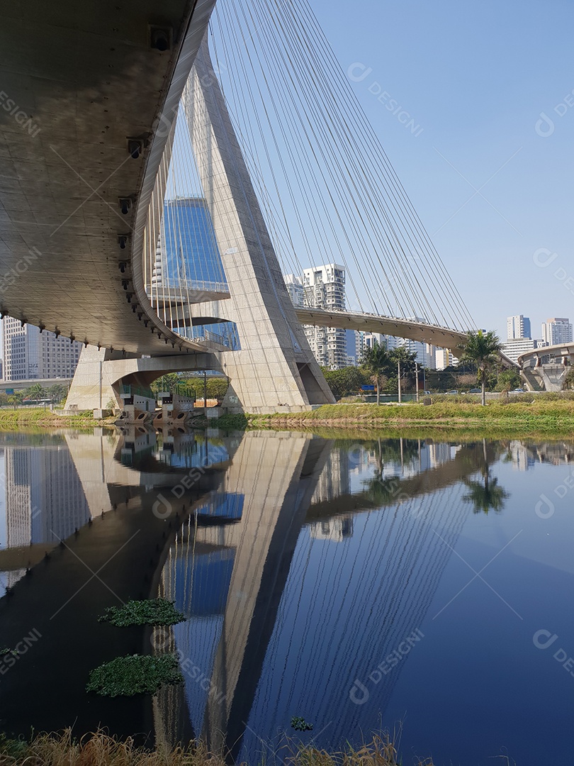 Vista da ponte estaiada da marginal pinheiros em são paulo