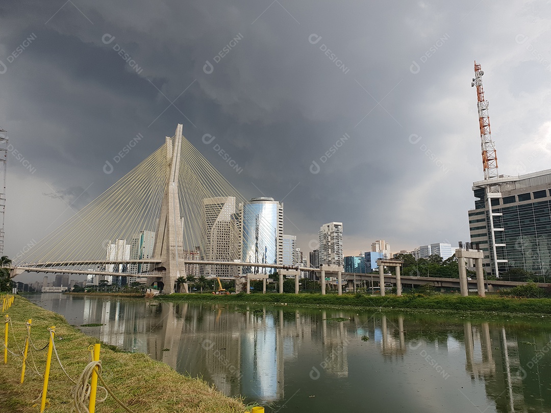 Vista da ponte estaiada da marginal pinheiros em são paulo