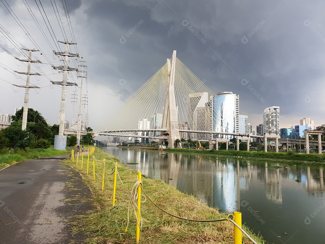 Vista da ponte estaiada da marginal pinheiros em são paulo