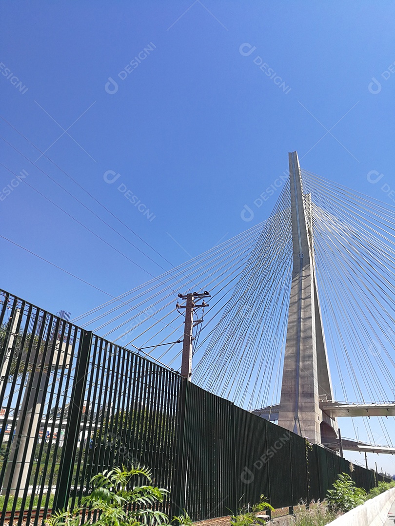 Vista da ponte estaiada da marginal pinheiros em são paulo