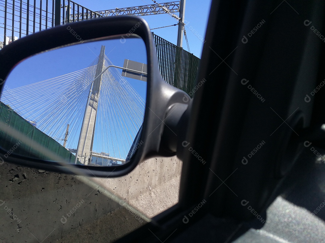 Vista da ponte estaiada da marginal pinheiros em retrovisor de carro em são paulo