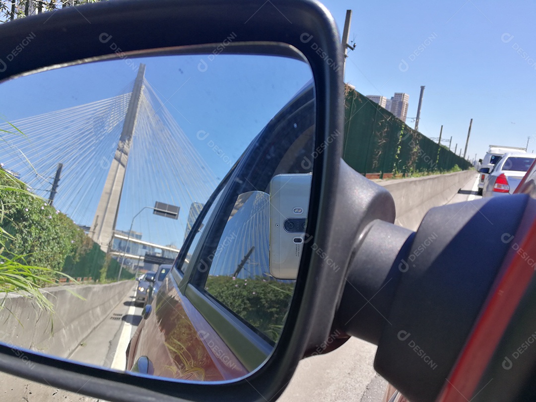 Vista da ponte estaiada da marginal pinheiros em retrovisor de carro em são paulo
