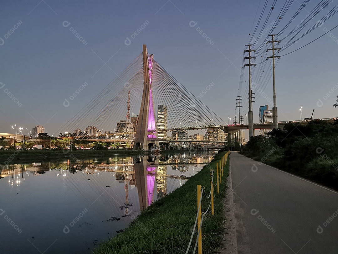 Vista da ponte estaiada da marginal pinheiros em são paulo