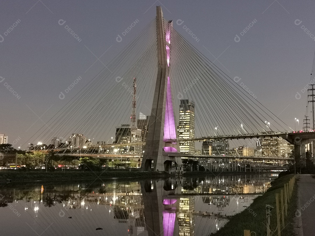 Vista da ponte estaiada da marginal pinheiros em são paulo