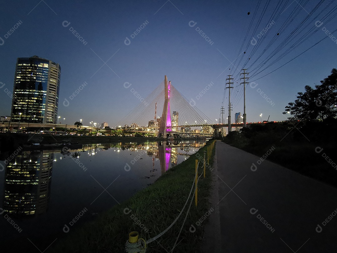 Vista da ponte estaiada da marginal pinheiros em são paulo