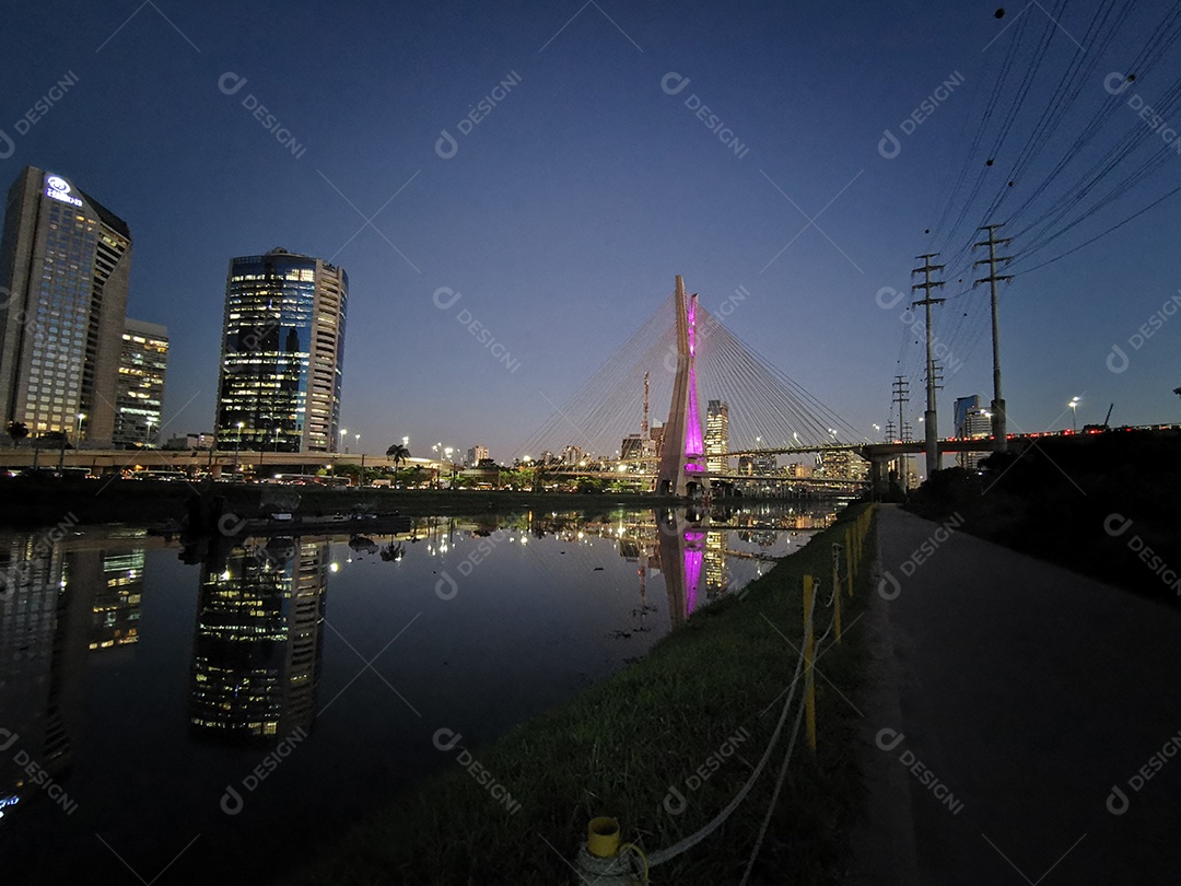 Vista da ponte estaiada da marginal pinheiros em são paulo