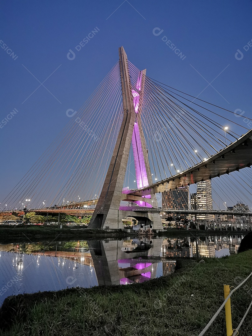Vista da ponte estaiada da marginal pinheiros em são paulo
