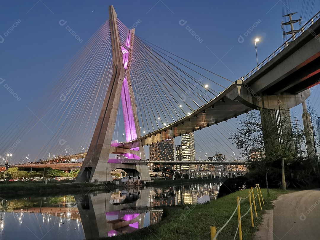 Vista da ponte estaiada da marginal pinheiros em são paulo