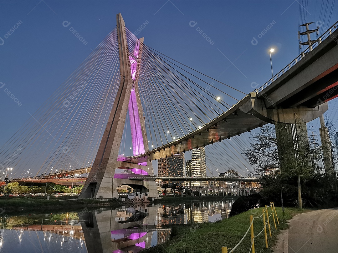 Vista da ponte estaiada da marginal pinheiros em são paulo