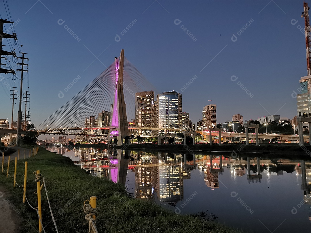 Vista da ponte estaiada da marginal pinheiros em são paulo