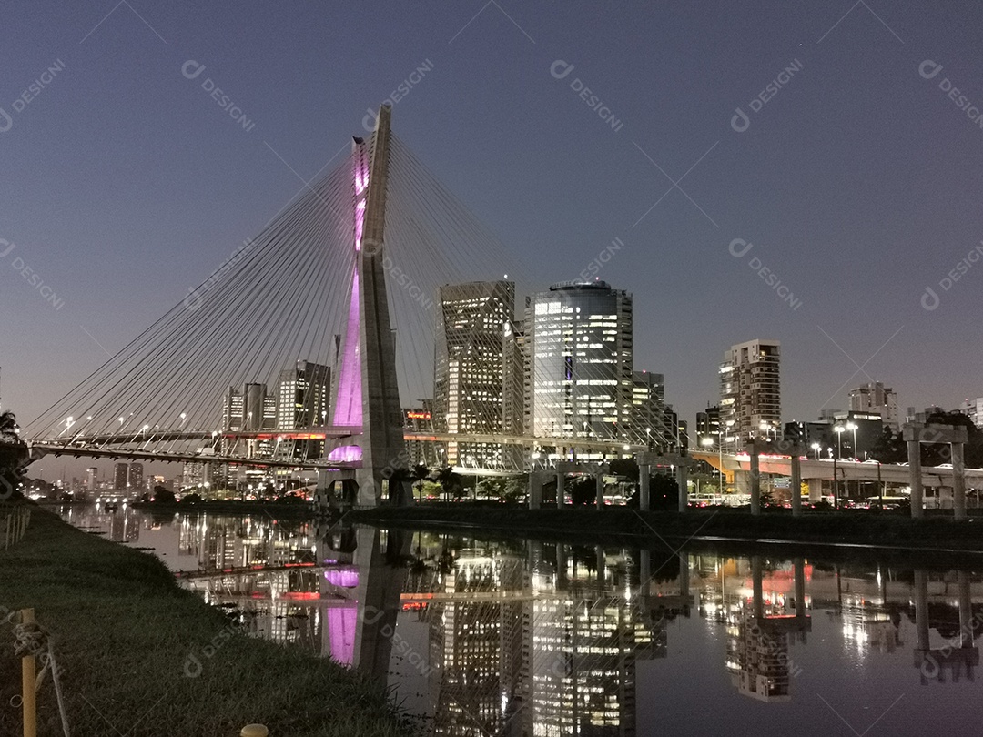 Vista da ponte estaiada da marginal pinheiros em são paulo