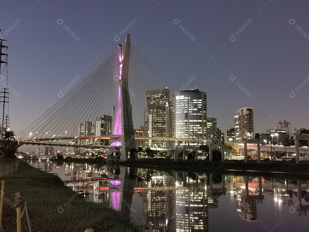 Vista da ponte estaiada da marginal pinheiros em são paulo