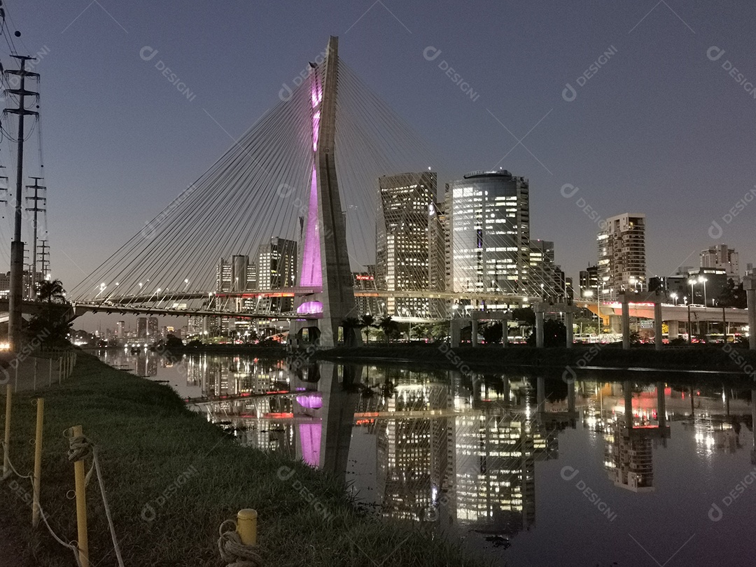 Vista da ponte estaiada da marginal pinheiros em são paulo