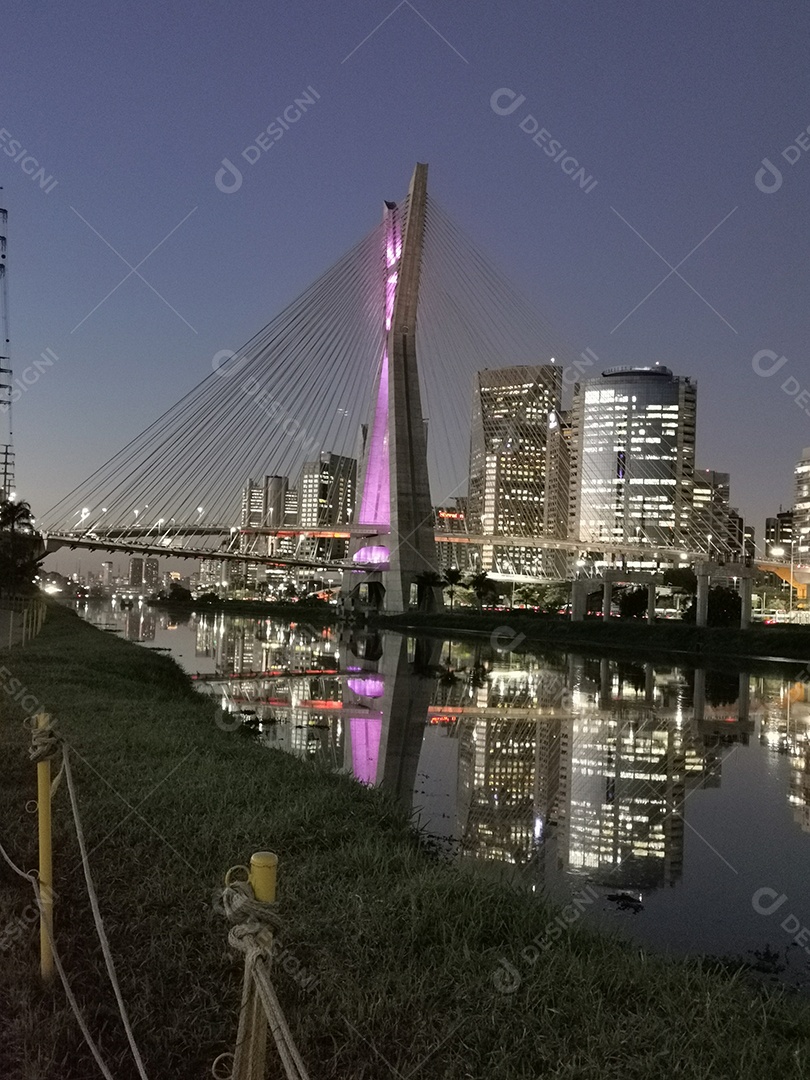 Vista da ponte estaiada da marginal pinheiros em são paulo