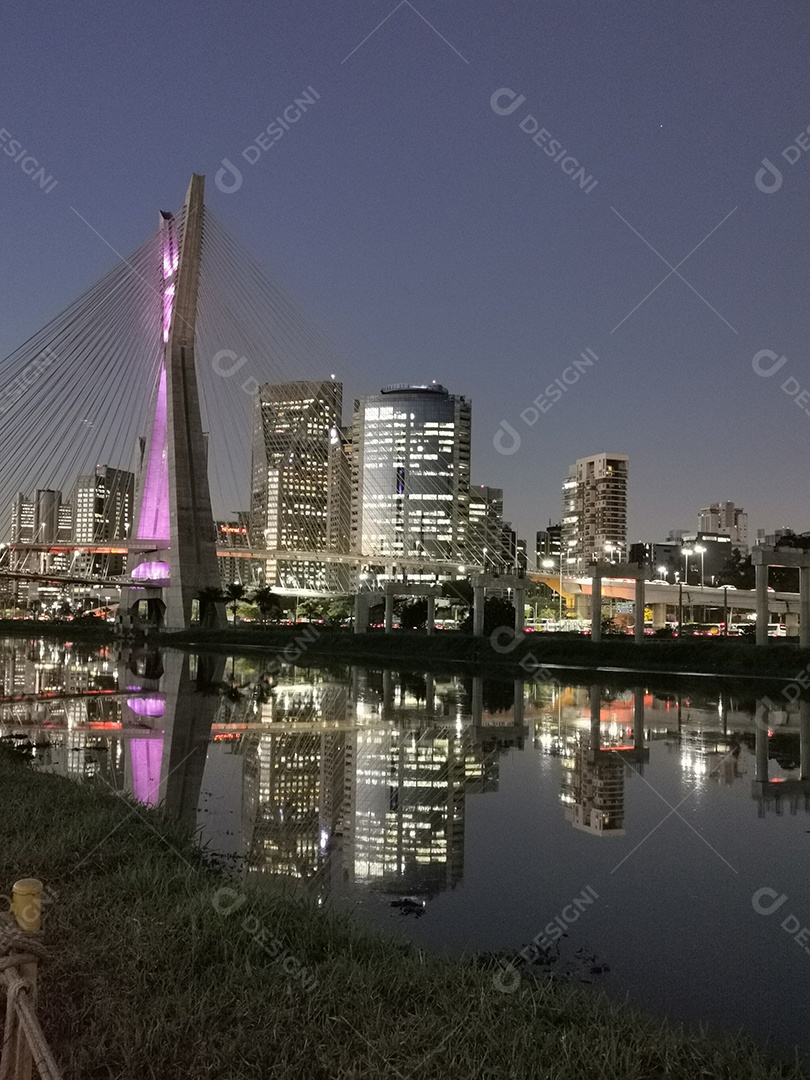 Vista da ponte estaiada da marginal pinheiros em são paulo