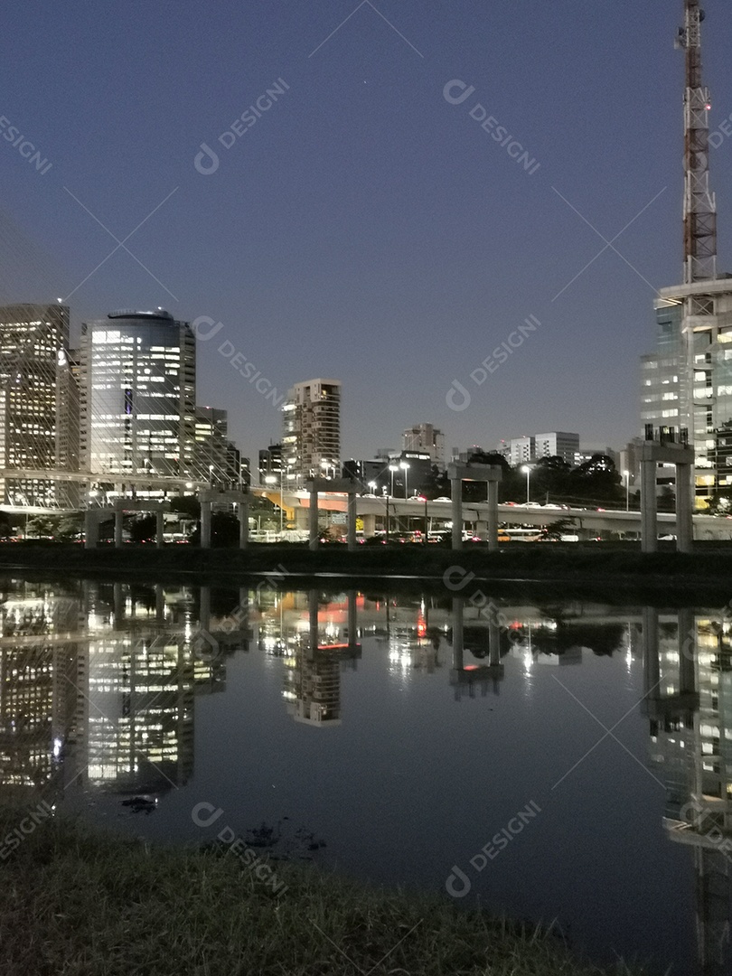 Vista da ponte estaiada da marginal pinheiros em são paulo