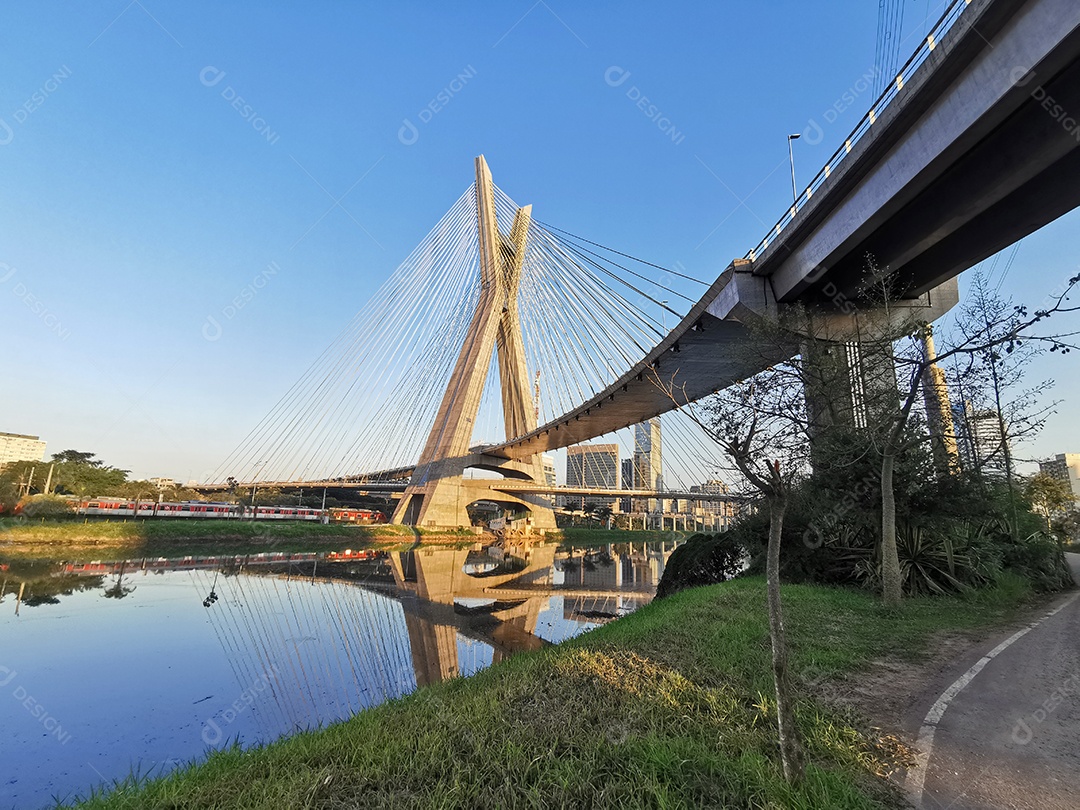 Vista da ponte estaiada da marginal pinheiros em são paulo