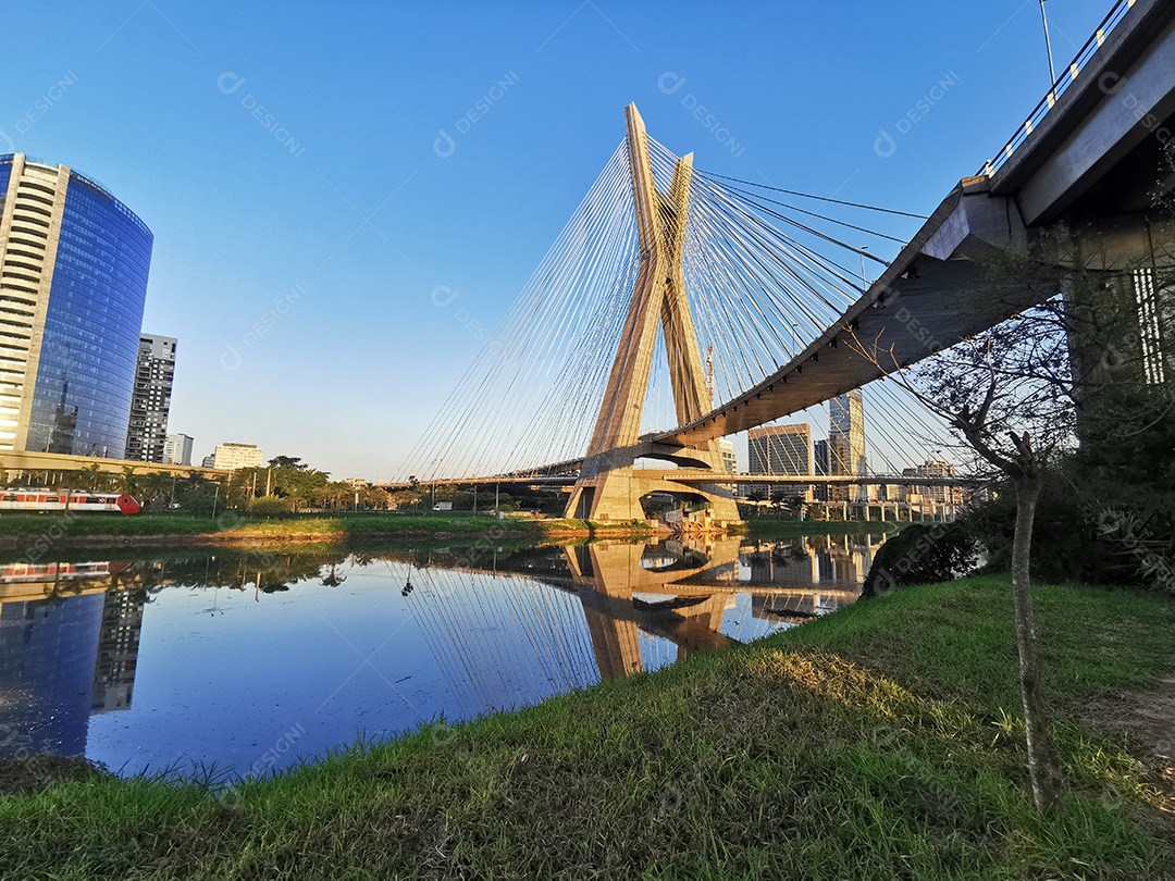 Vista da ponte estaiada da marginal pinheiros em são paulo