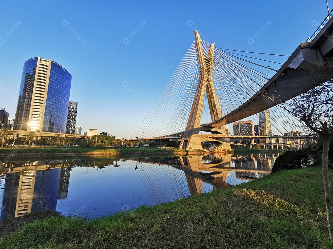 Vista da ponte estaiada da marginal pinheiros em são paulo