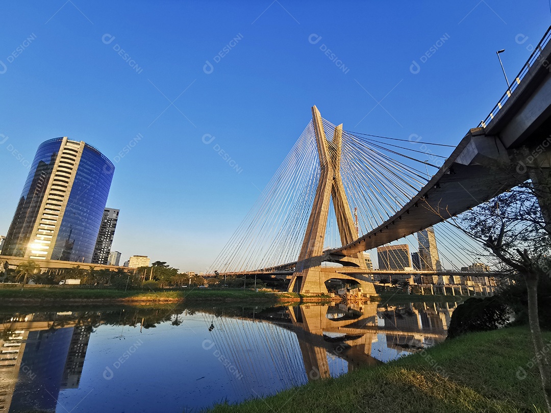 Vista da ponte estaiada da marginal pinheiros em são paulo